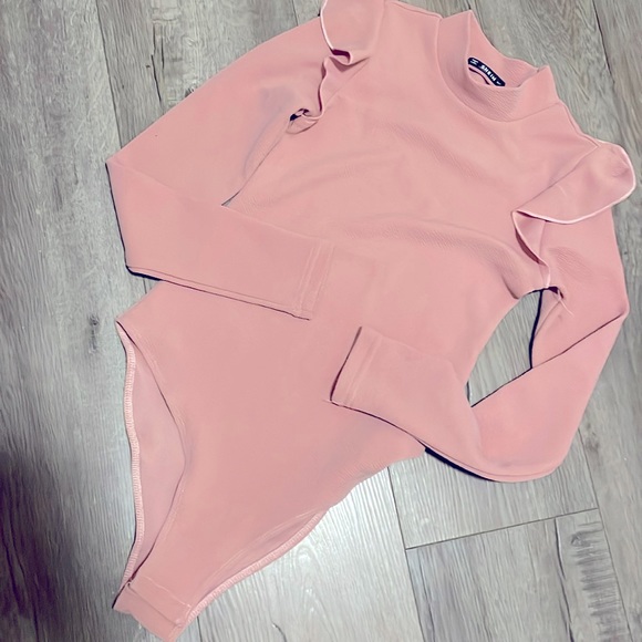Pretty Blush Pink Ruffle Long Sleeve Bodysuit Size XS - Picture 1 of 3
